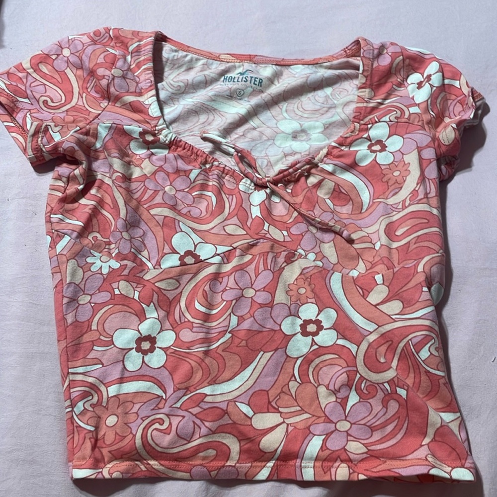 Hollister pink fitted floral tee shirt, Barely worn.